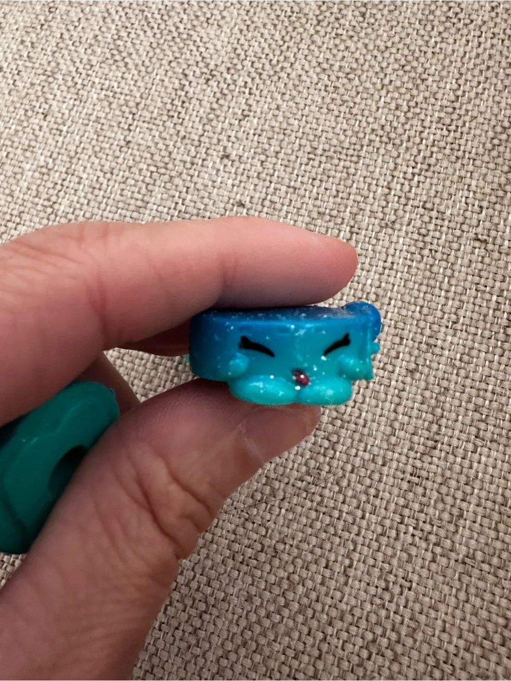 Shopkins Season 4 Ultra Rare Blue Doggy Pup-E Dennis Ball Blue Glitter